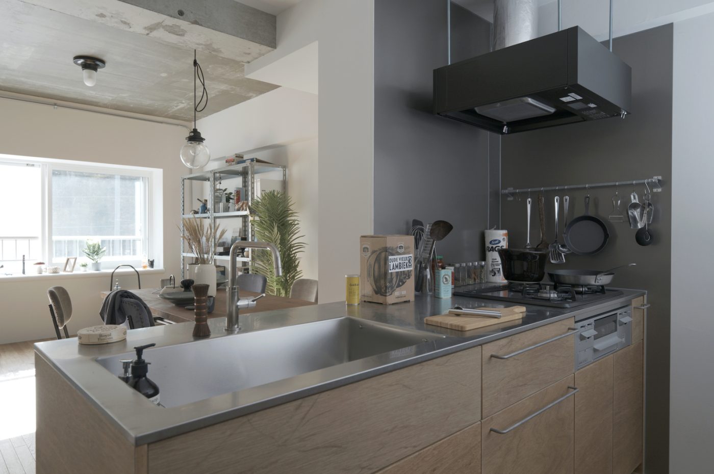 ラワンでつくられた家具のような親しみやすいキッチンがASSYの標準仕様。