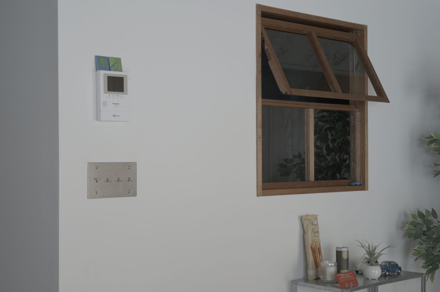 リビングの光を寝室へ届けるため、今回はオプションの「木製室内窓」をプラス。佇まいが絵になります。