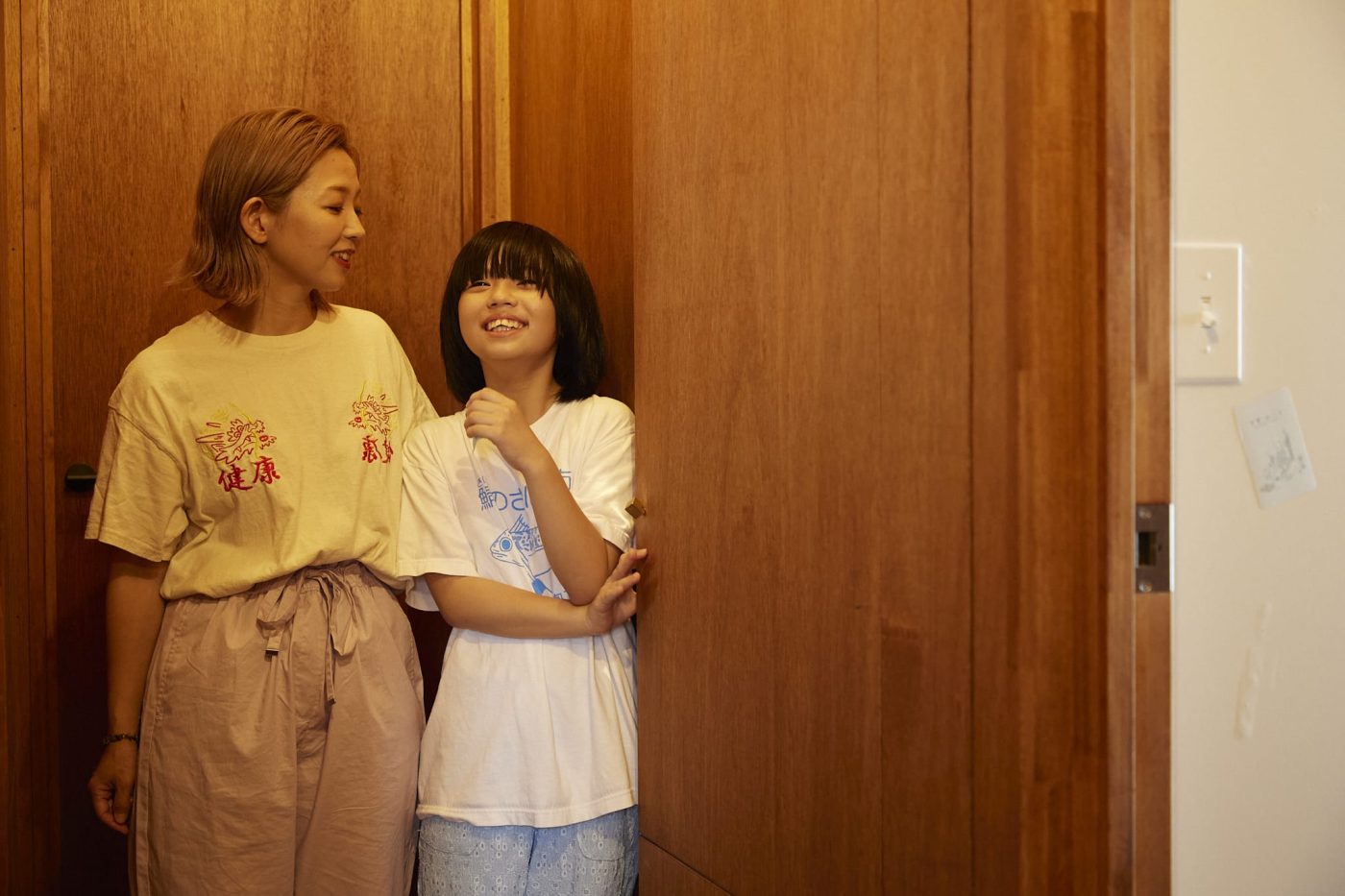 沙矢加さんと小蒔ちゃんの母子ショット。2階の廊下の収納扉前にて。（撮影：Masanori Kaneshita ）