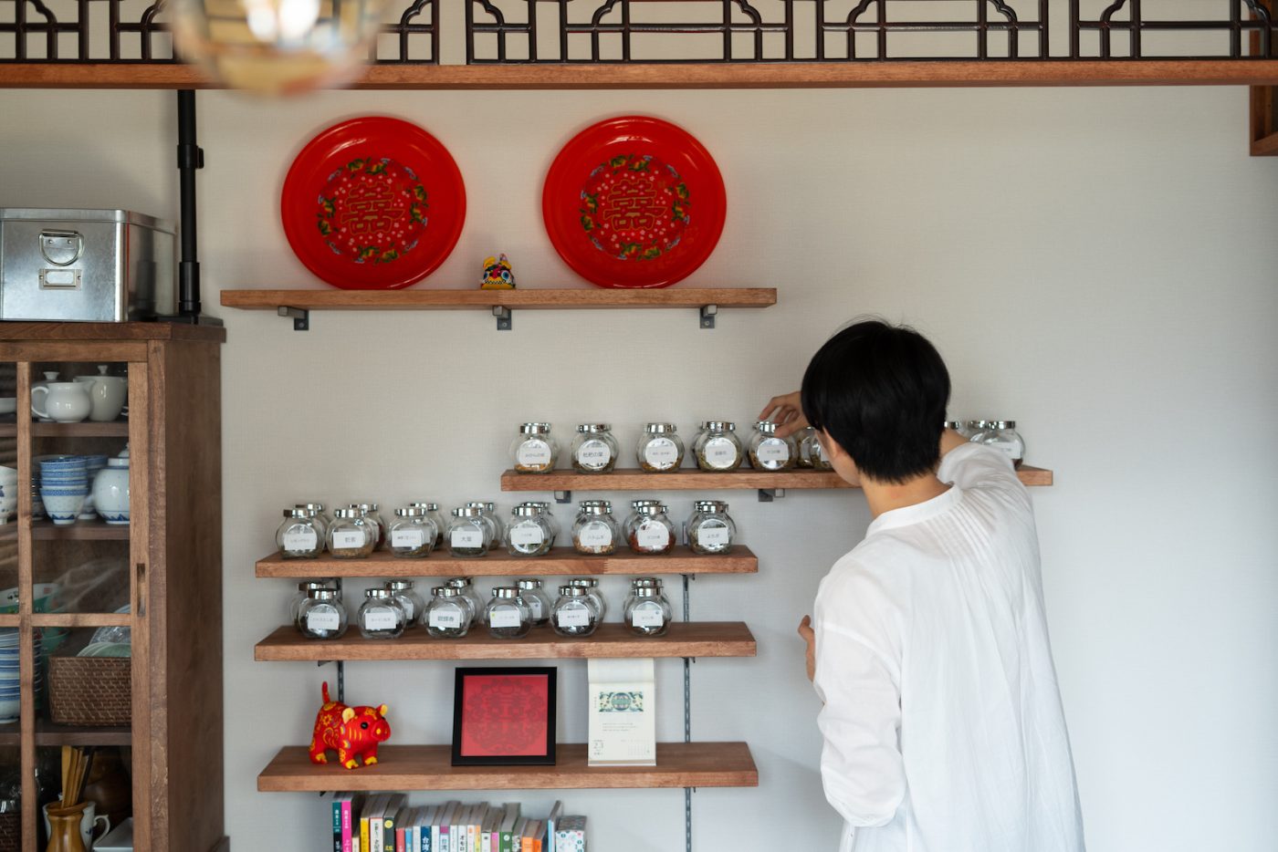 豊富な薬膳が並ぶ棚。鉄製の飾り格子や赤を貴重としたインテリアが台湾っぽさを演出します。