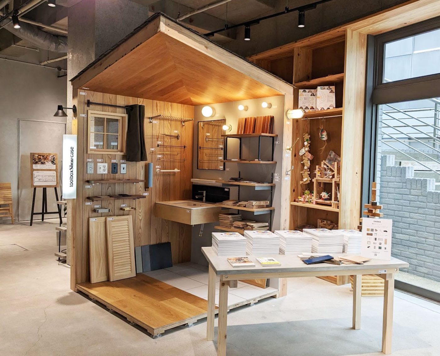 約50点のアイテムを展示した「toolbox showcase」。カタログも置いてます。