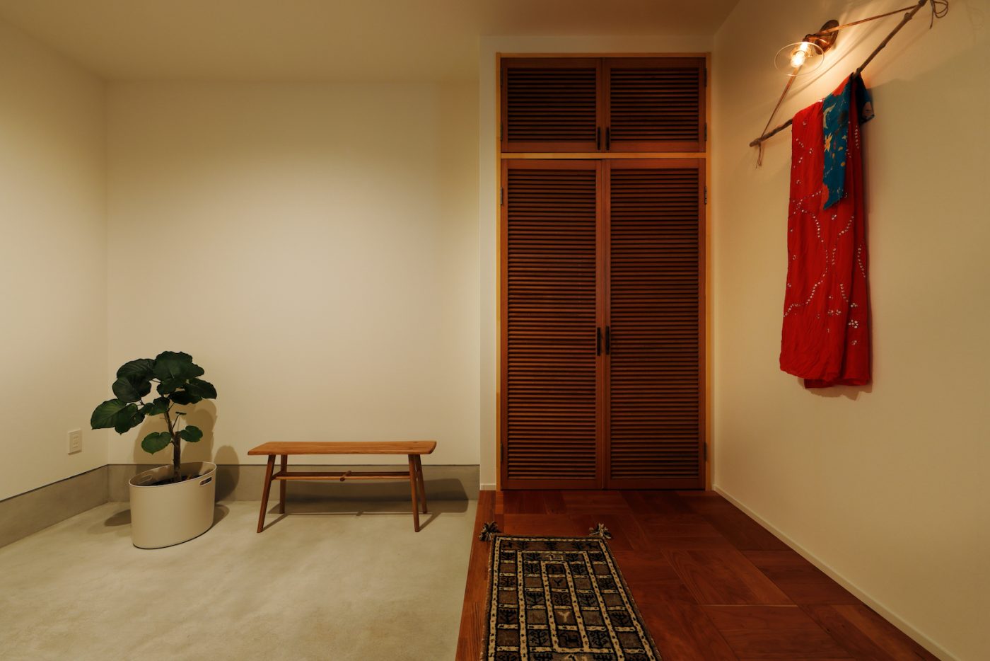レトロな雰囲気の建具が絶妙にマッチ。ラグやファブリックの取り入れ方がとても素敵です。