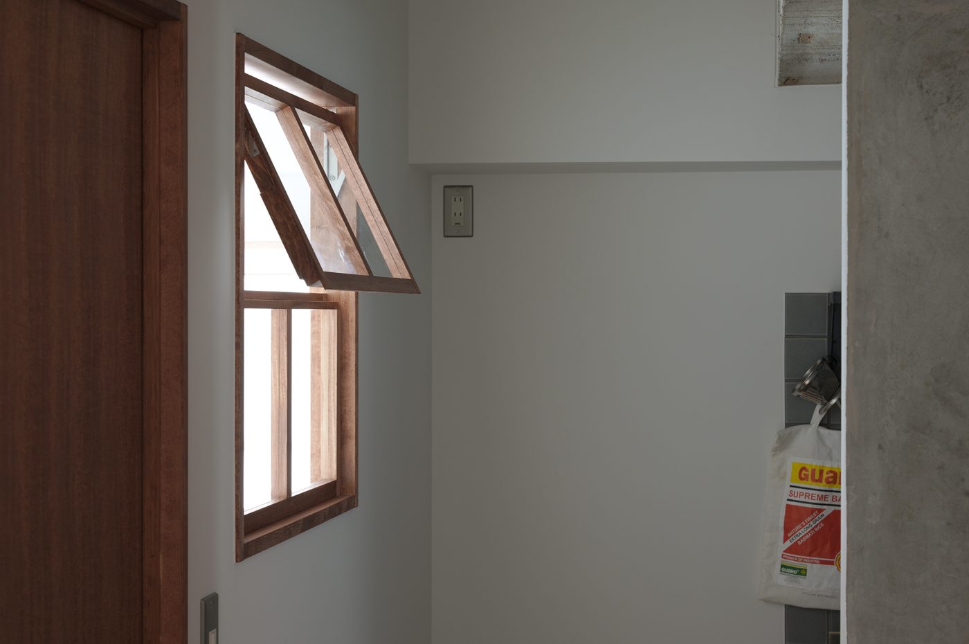 キッチンに光が差し込むように寝室とキッチンの間に室内窓を設置。