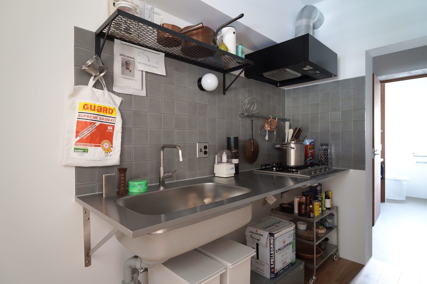 ASSY BIZ COMPO標準の『オーダーキッチン天板』。キッチン壁や棚はカスタムして仕様変更。