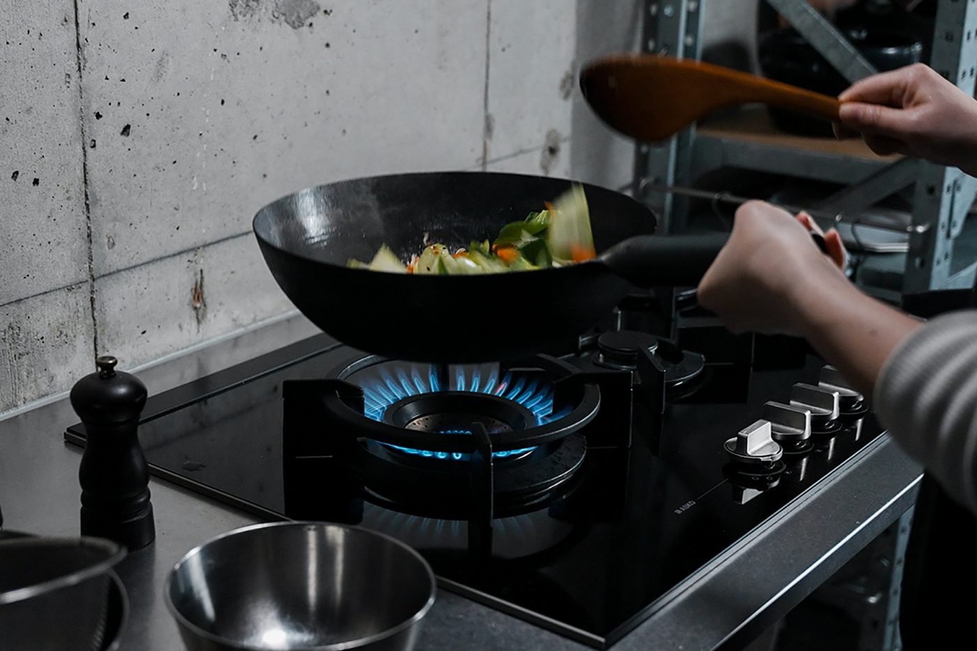 中華鍋を大きな外炎が包み込む。炒め物は一気に仕上げて！
