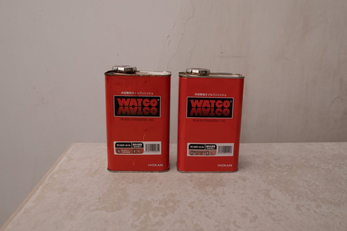 左：ワトコオイルチェリー1L缶、右：ワトコオイルミディアムウォルナット1L缶