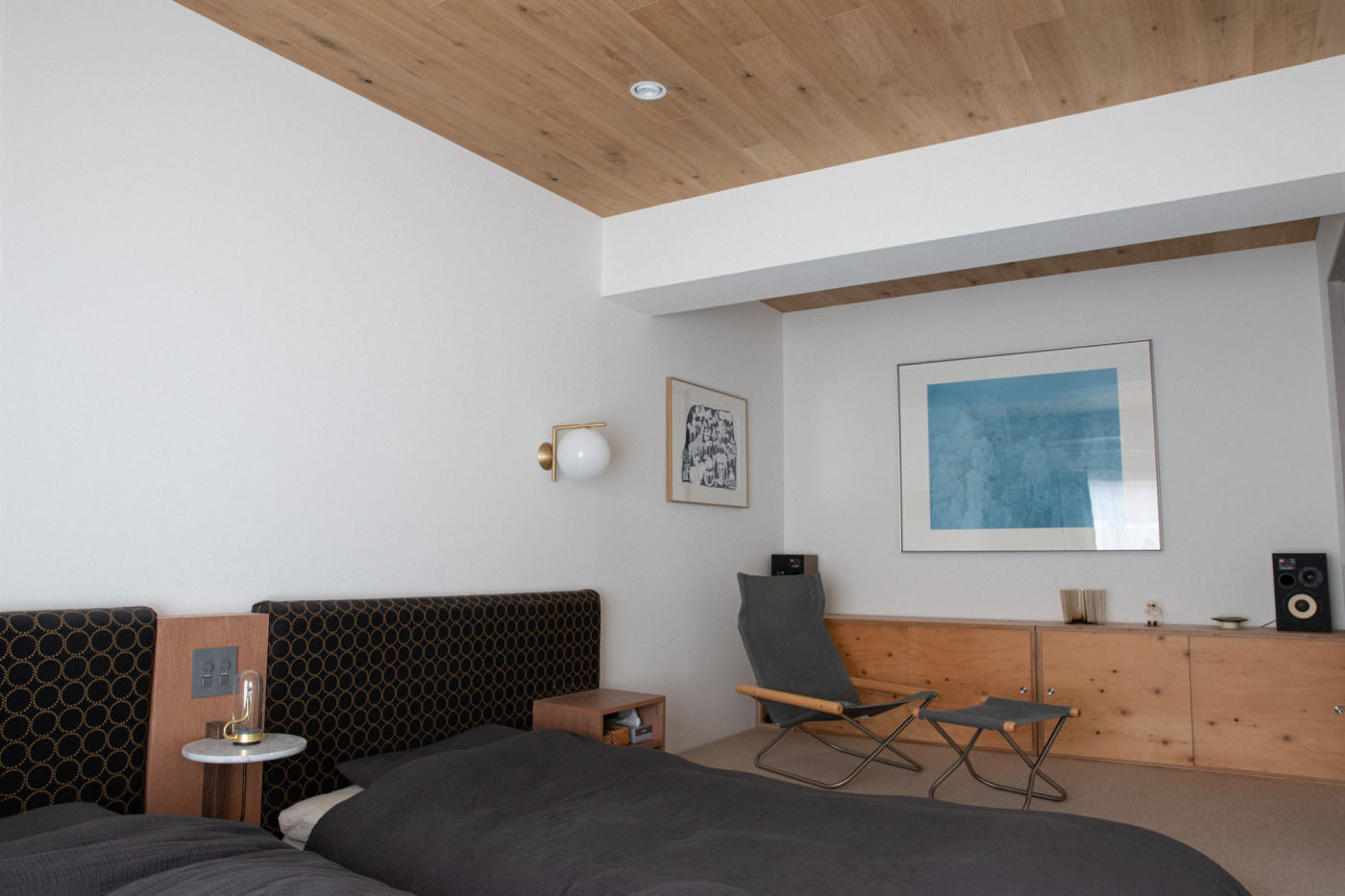 ベッドに寝転ぶと目に入ってくる木天井。寝室の安らぎをつくる設えに。（オーク）
