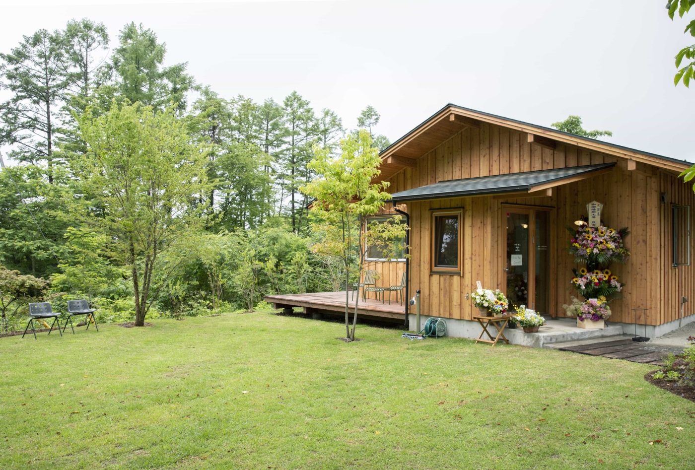 八ヶ岳の南麓という緑あふれる場所に佇む、切妻屋根の山小屋のような建物。