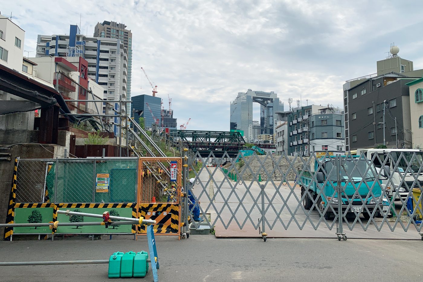 JR大阪駅方面、絶え間なくどこかで建設現場を目にできます。