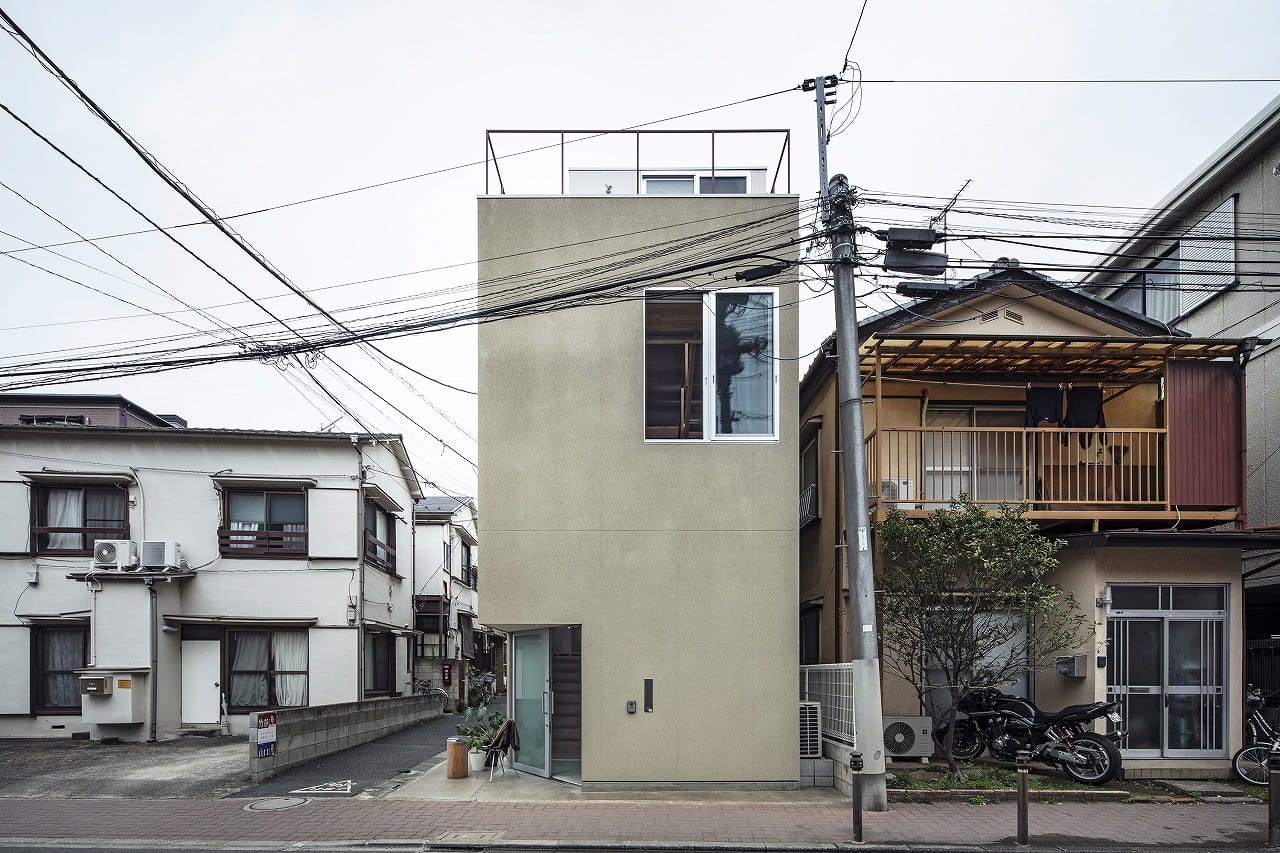 敷地いっぱいに建てたが、建物の角を折り込むように庇をつくることで街とのつながりをつくった。（撮影：長谷川健太）
