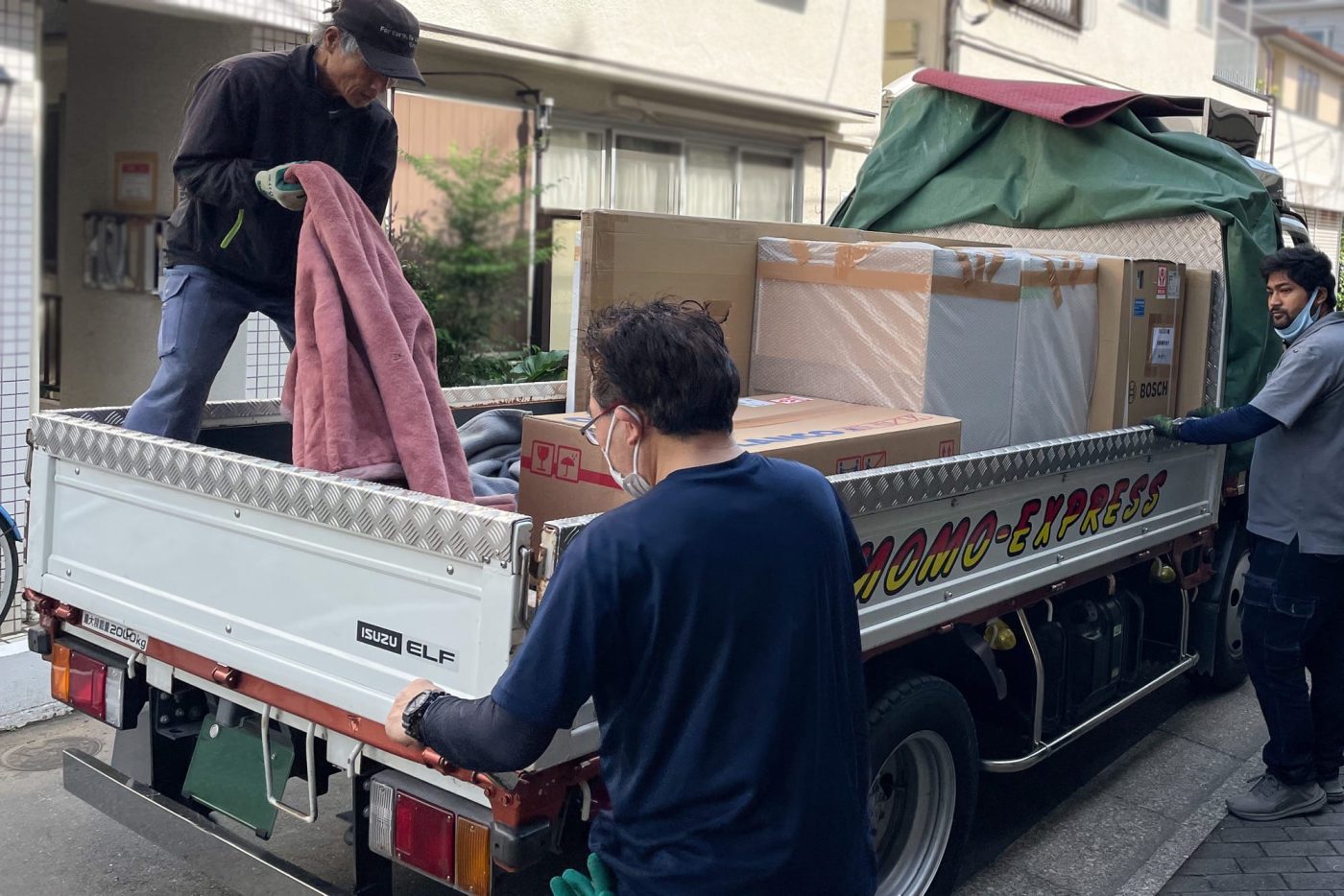 トラック到着後素早く荷下ろし。