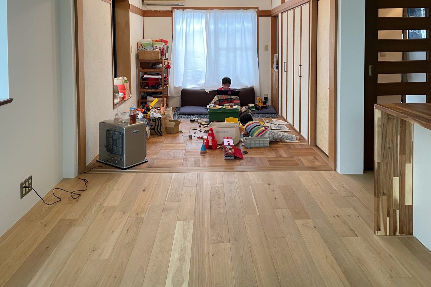 陣地をつくって「そっちの部屋だけで遊んでいてね」と伝えていたのですが……。