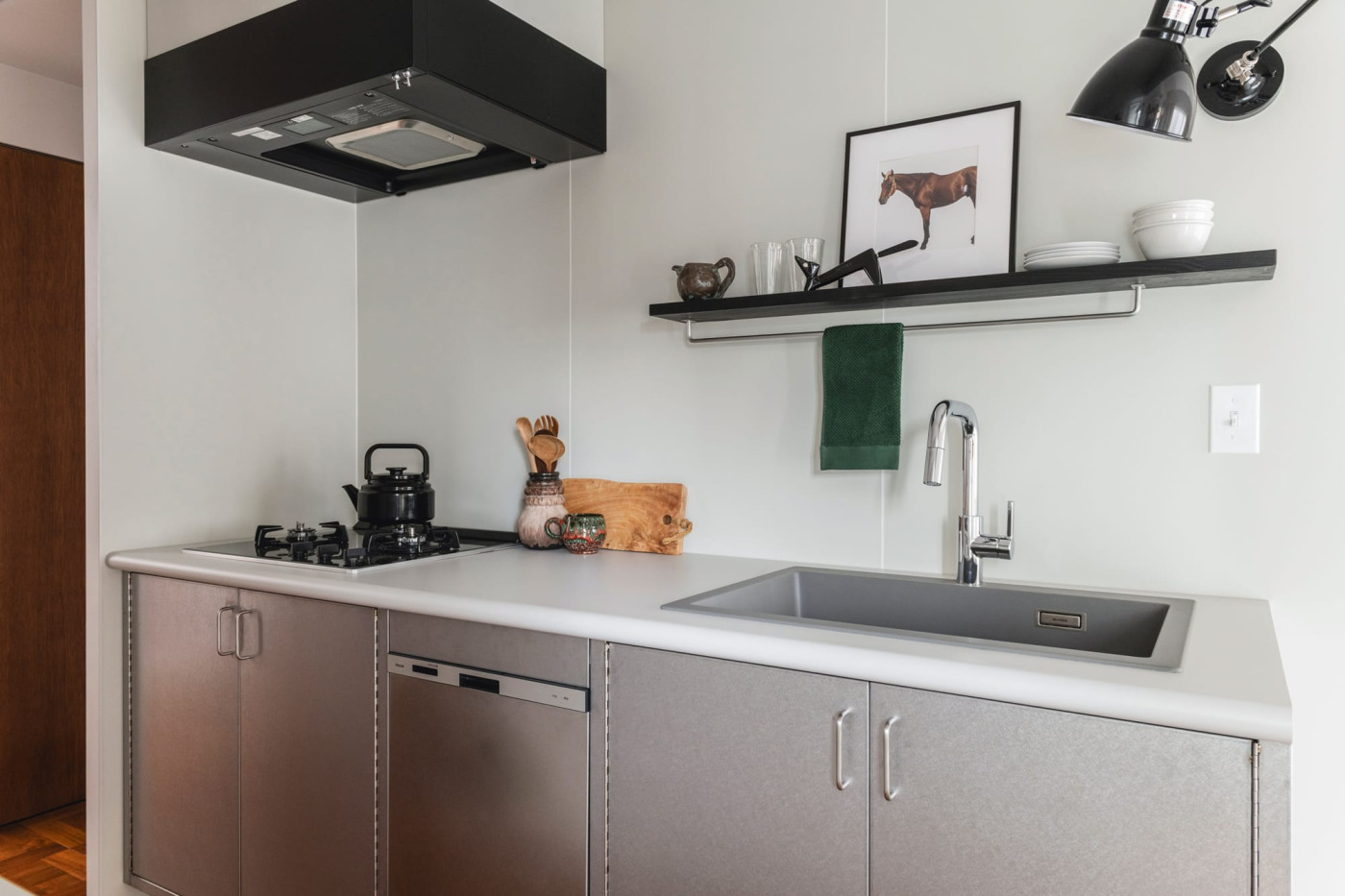 背景には『マットカラーのキッチンパネル』。ステンレスのキャビネットに『マットカラーのキッチン天板』ライトグレー、シンクもグレーを合わせて。（撮影：山下弘毅）
