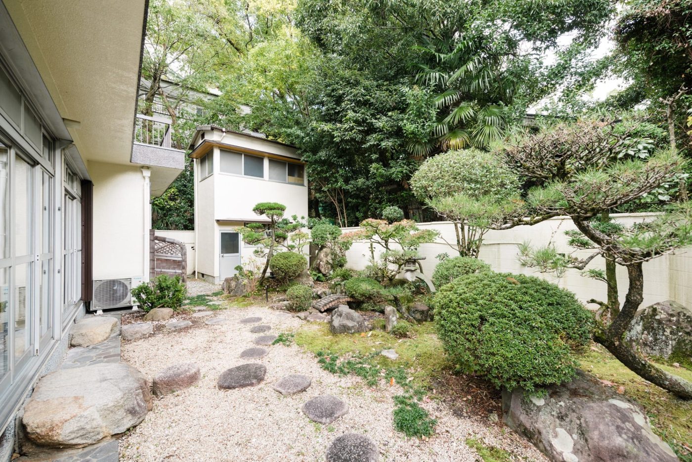 掃き出し窓の先には、美しい日本庭園が広がります。（撮影：増田好郎）