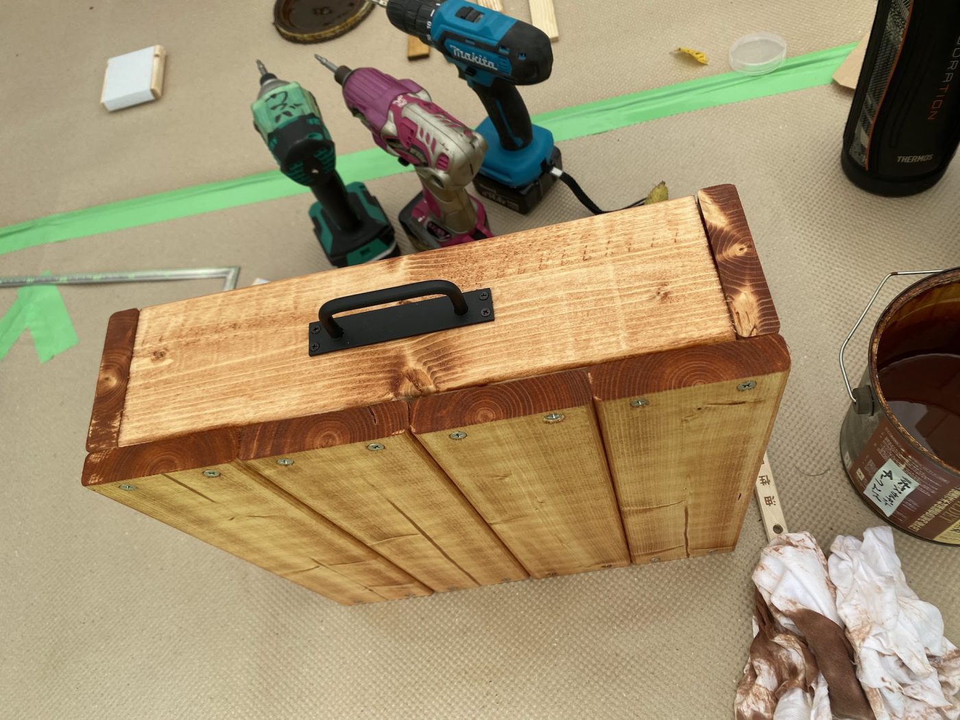 「アイアン把手台座付き丸棒」を取り付けて完成した木製収納ボックス。
