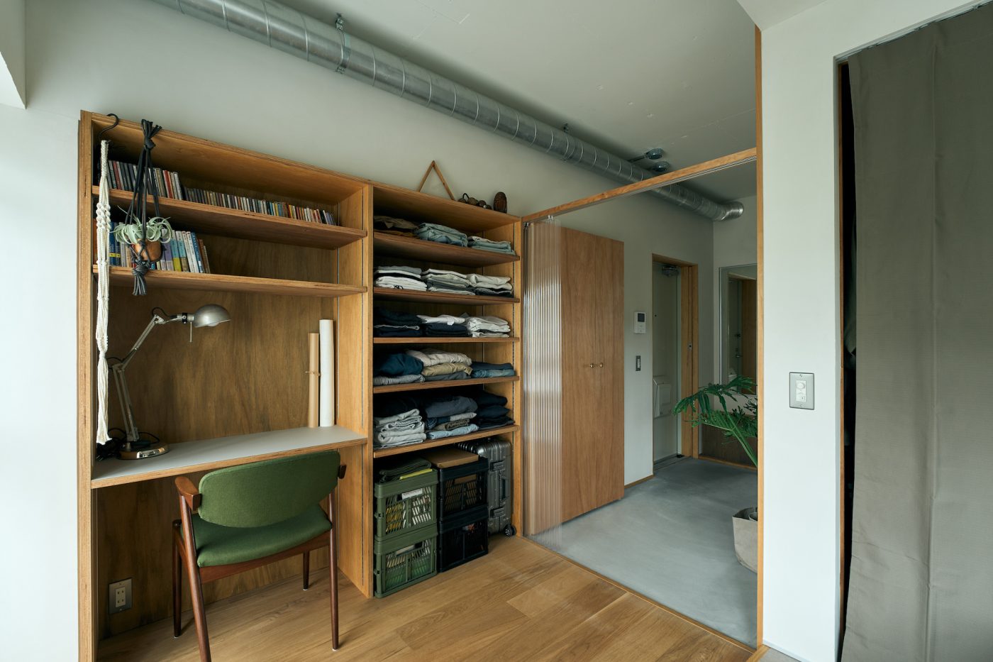 書斎としてもドレッサーとしても利用可能な寝室に併設されたカウンター。
