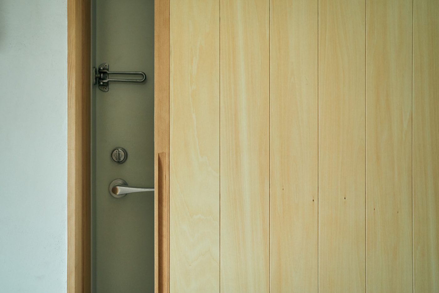 玄関扉を隠せるように、扉の前に木製の引き戸がついているのも面白い。意匠的な意味合いもありますが、一番の理由は断熱のためだそう。