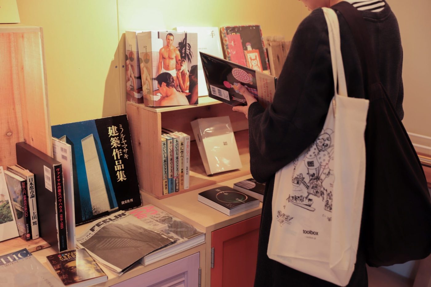 「STANDARD BOOK BOX（スタンダードブックボックス）」では、中川さんに選書していただいた多ジャンルの本を販売しています。