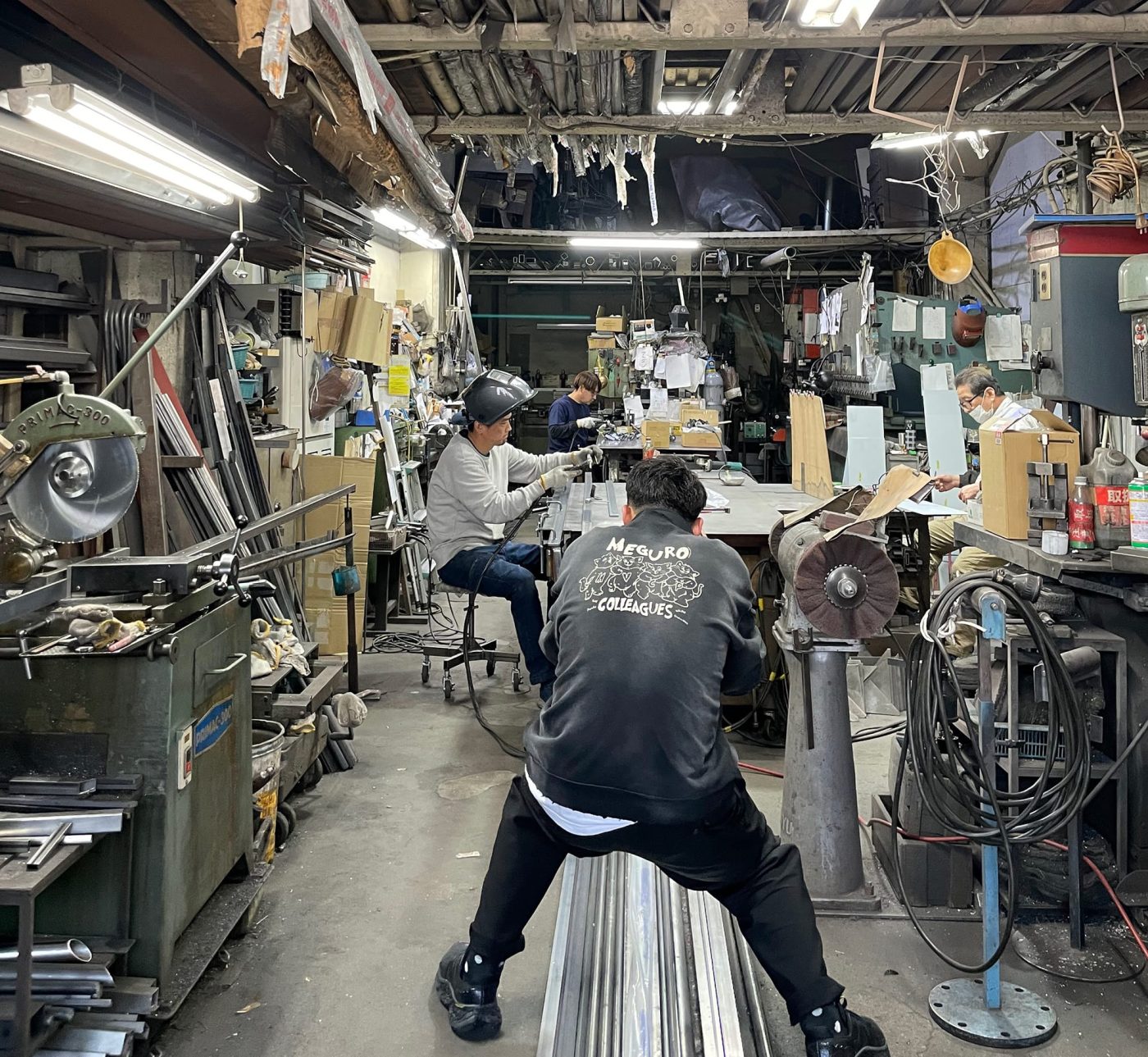 『鉄の手摺』をつくってくれている金属加工工場。先々代から受け継がれる渋い機械たちが現役で使われています。