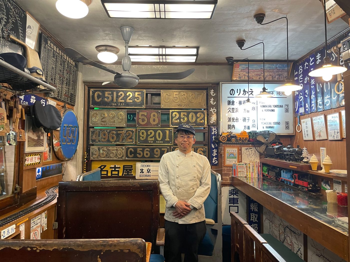 東横線「祐天寺」駅徒歩4分。住宅街に佇む、鉄道好きにはたまらないお店。照明からボックス席まで、実際の鉄道で使われていたものたちです。