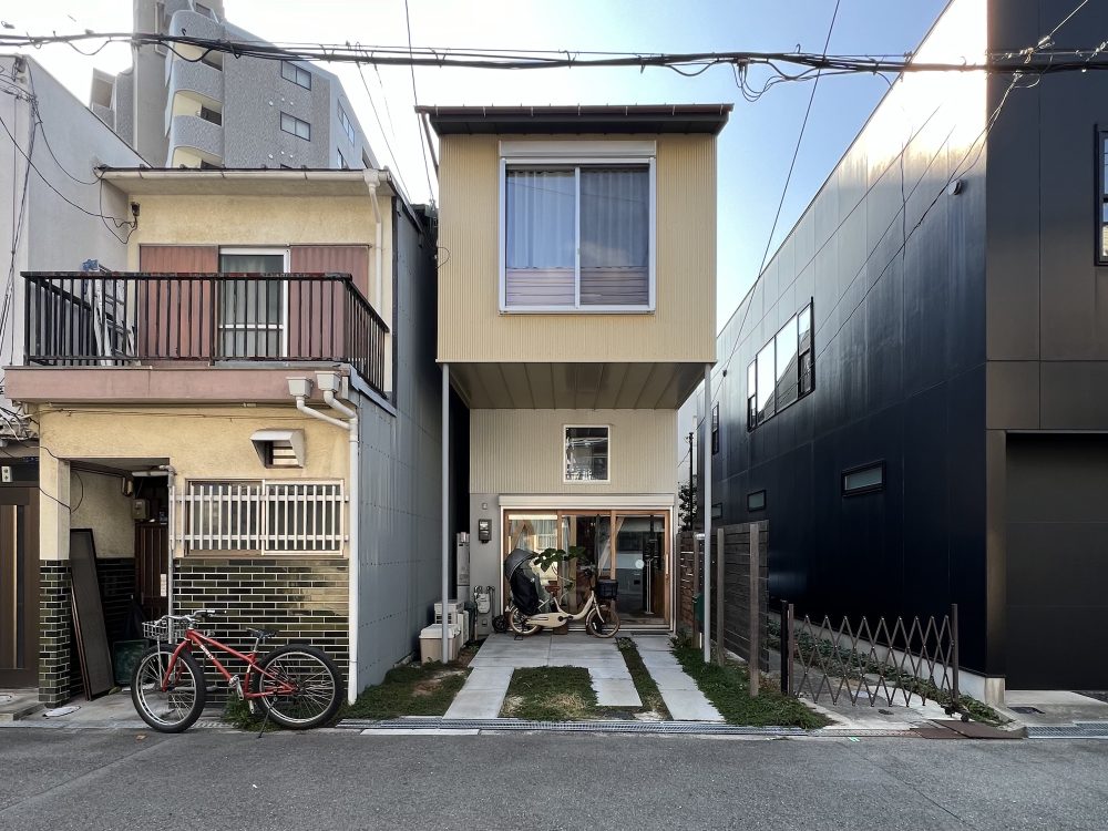 長屋の建て替えでうまれた食堂と住居が交錯する不足ない暮らし