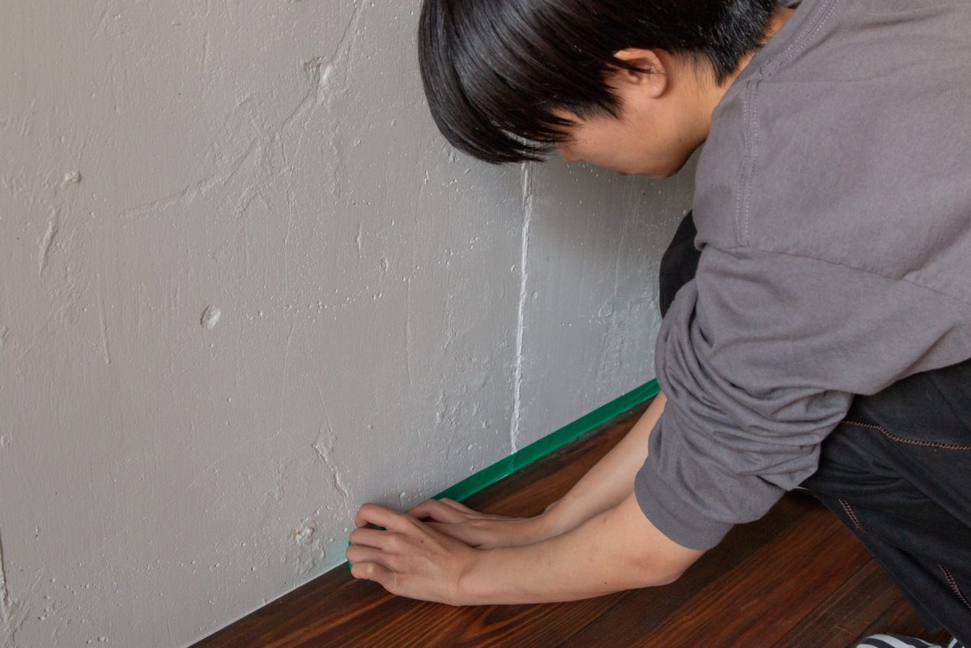 壁に塗料がつくとシミになってしまう可能性があります。