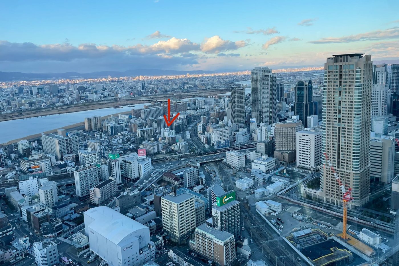 1月末、取引先訪問ついでに梅田のスカイビル屋上から、あそこに入居してこの写真が広報で使えますように！と祈って撮影した一枚。矢印がショールームのある中津の西田ビル。