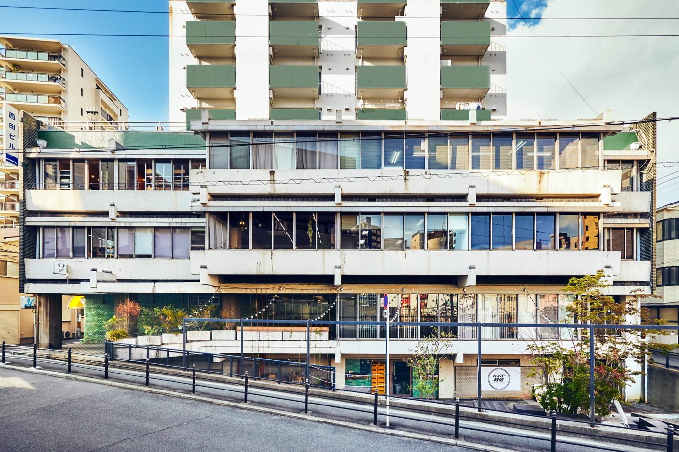 西田ビルは、1965年竣工のタイルが印象的な街のシンボル的存在。（撮影：Masanori Kaneshita）