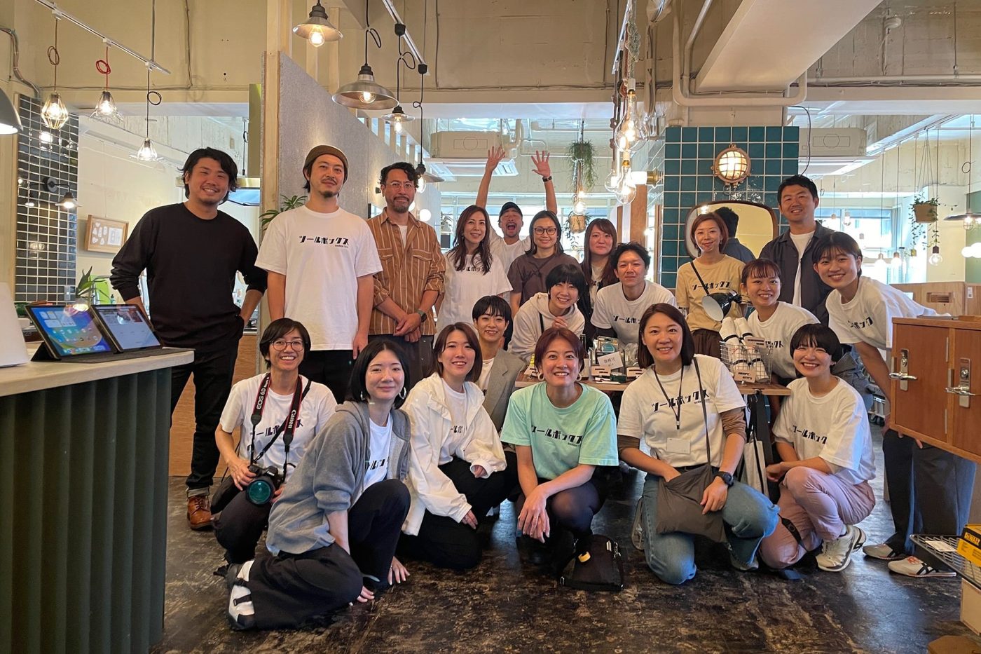 中央のグリーンTシャツの豊田と左隣の内藤、２人が大阪ショールームにてお待ちしています！