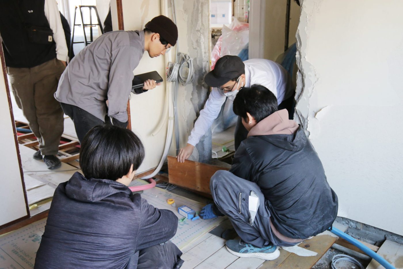 「ここに配管が来て欲しくて……」と設備屋さんに説明。どう配管するか一緒に確認していきます。