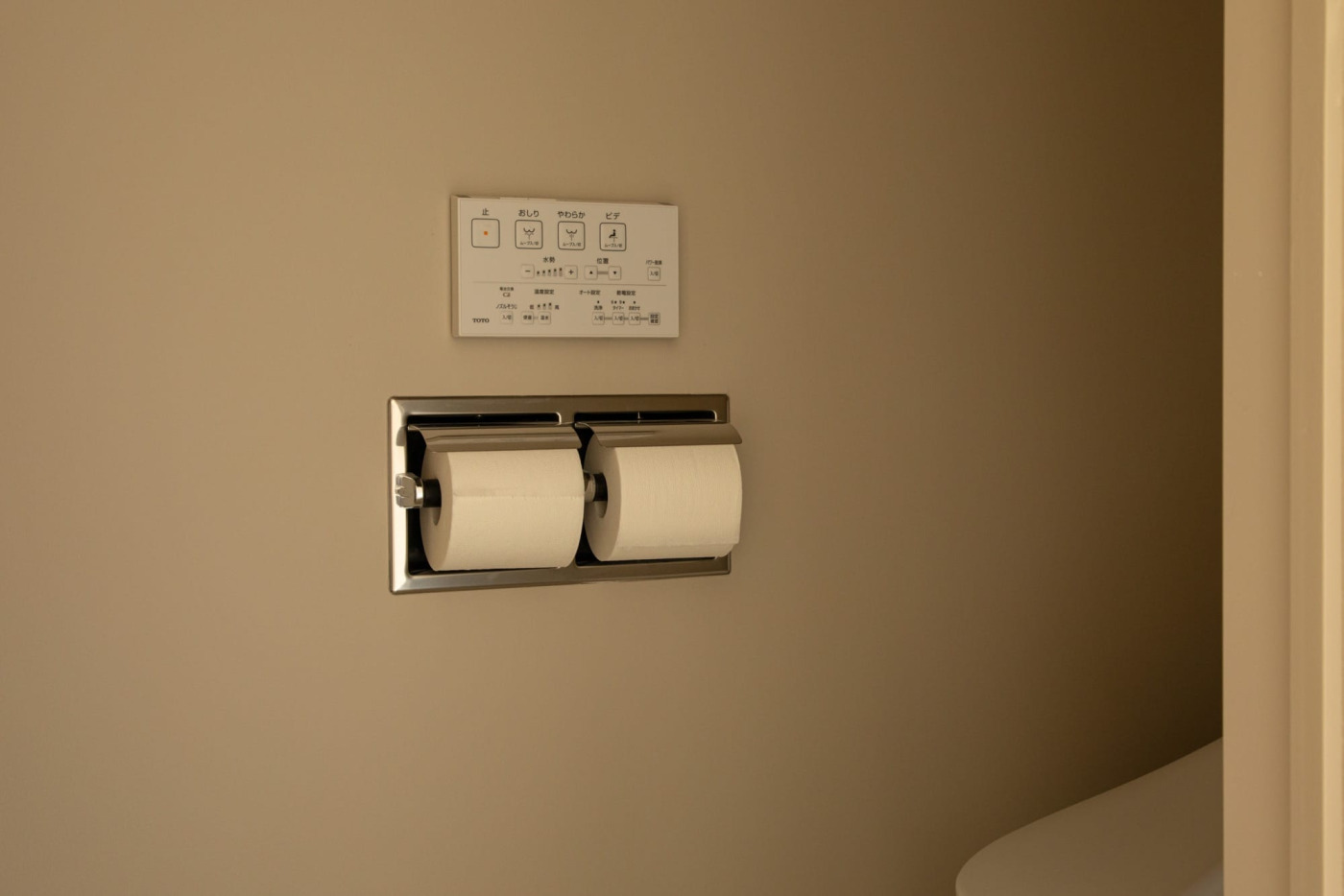 サンドベージュの塗装壁にクロームの光沢を。（事例協力：shikari.design）
