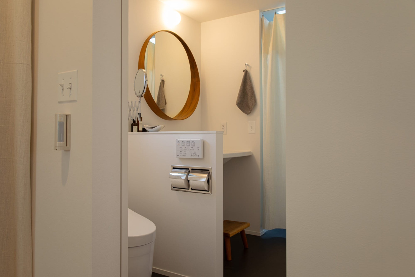 一体のサニタリールーム。トイレを仕切る腰壁にペーパーをセット。（事例協力：スタジオＡ建築設計事務所）
