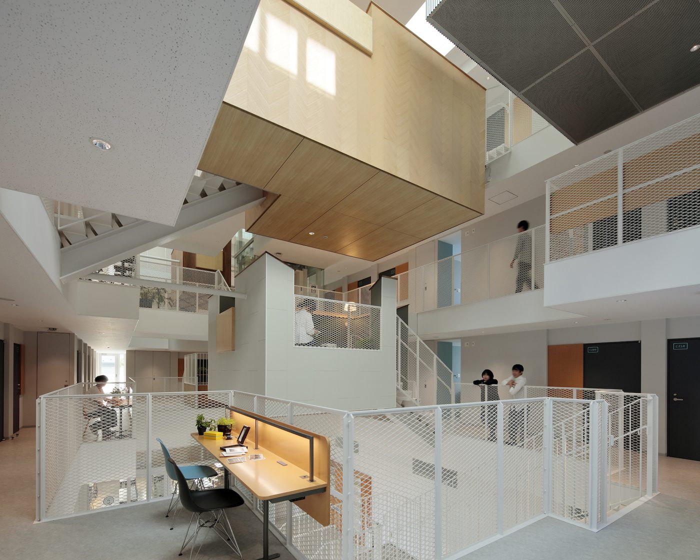 「共同生活を通した新しい交流空間の実現」を求められた、200人の学生が集まって暮らす神奈川大学新国際学生寮の計画。（写真提供：鳥村 鋼一）