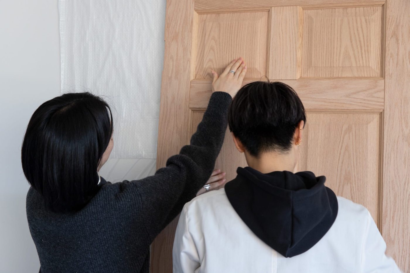 後ろで撮影していたPRスタッフがカットイン。やすったところと、やする前の場所を触ってみるも「う〜ん、正直そんなに違いを感じない」