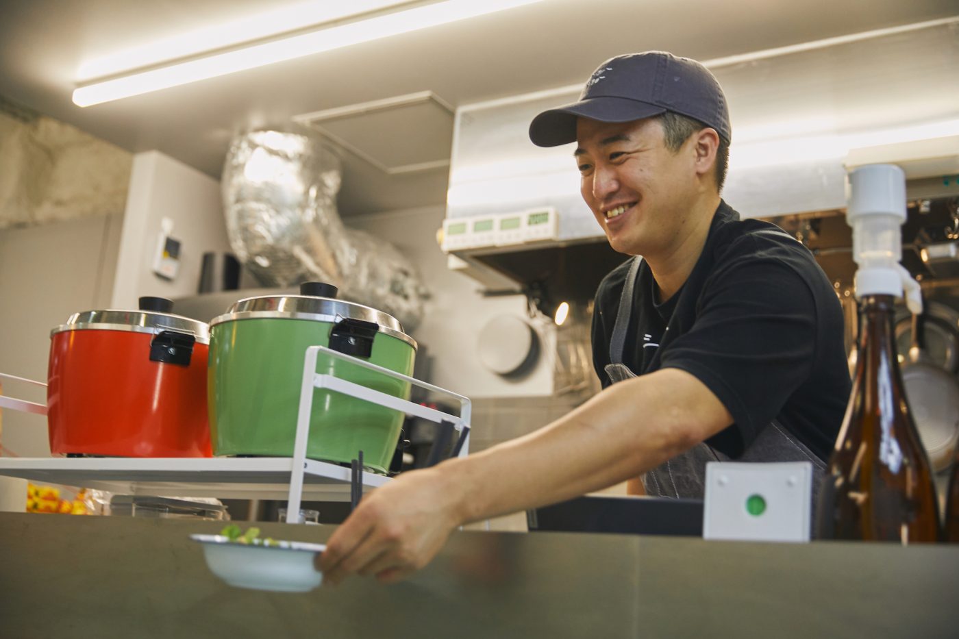 一人でも気軽に入ってもらえるようなお店にと、カウンターの距離感は意識して近めに設計。台湾屋台のような、気軽な交流を楽しめる場に。