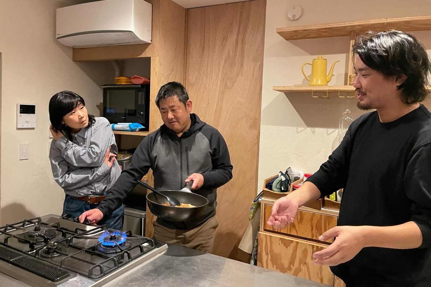 プラスドゥの火力話で盛り上がるHさんご夫婦と椎野。