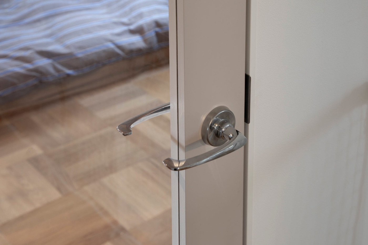 選べるドアノブ・ハンドルは16種類。小さなパーツですが印象はガラッと変わります。（「船舶ドアパーツ レバーハンドル フィン 空錠」との組み合わせ）（撮影協力：スタジオＡ建築設計事務所）
