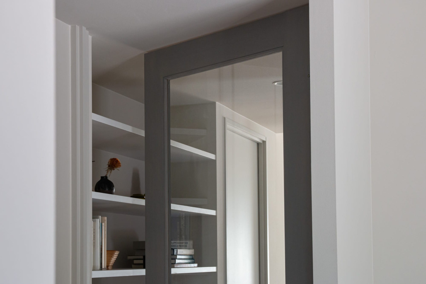 天井の高さまであるドアが開く、非日常感。大きなドアでもガラスドアなら広がりのある空間をつくることができます。
