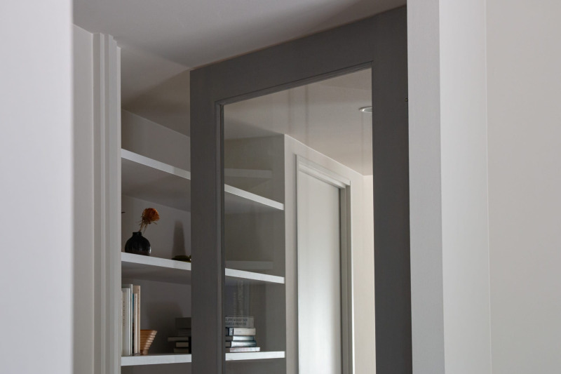 天井の高さまであるドアが開く、非日常感。大きなドアでもガラスドアなら広がりのある空間をつくることができます。
