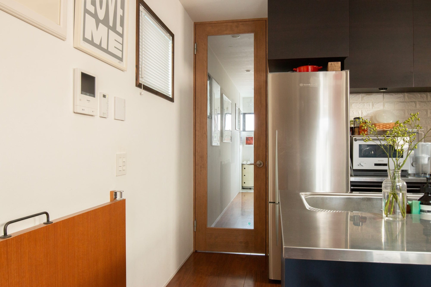 通路だった場所に後付けでリビングドアを設置した事例。元からここにあったようにジャストフィット。
