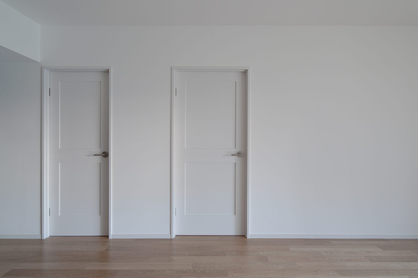 スッキリとしたフラットな白壁に、白いドアを合わせる。ドアらしいフォルムが表情をつくります。
