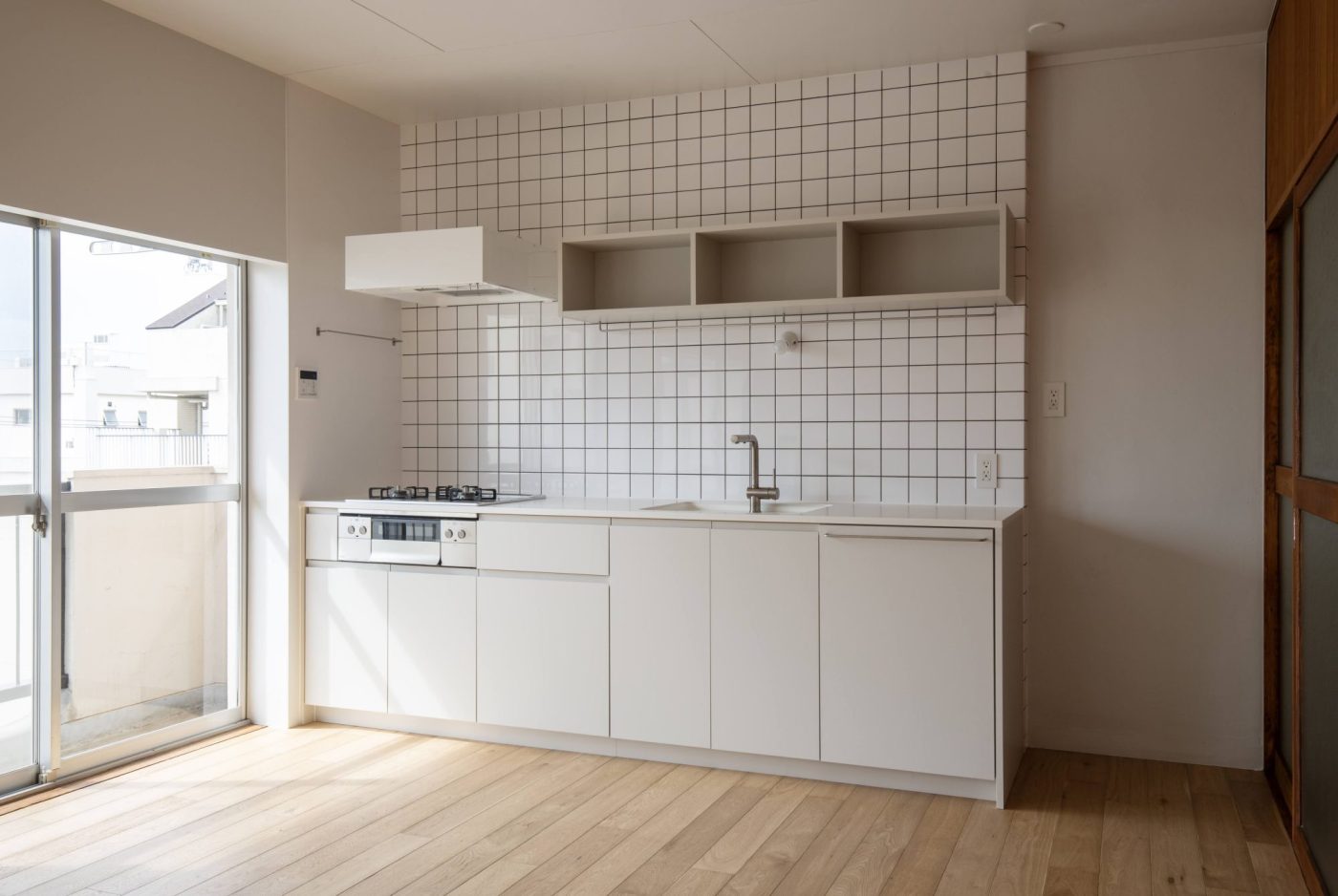 白を基調としたキッチンに馴染むよう、『フラットレンジフード 壁付け型 W600 ホワイト』を採用。