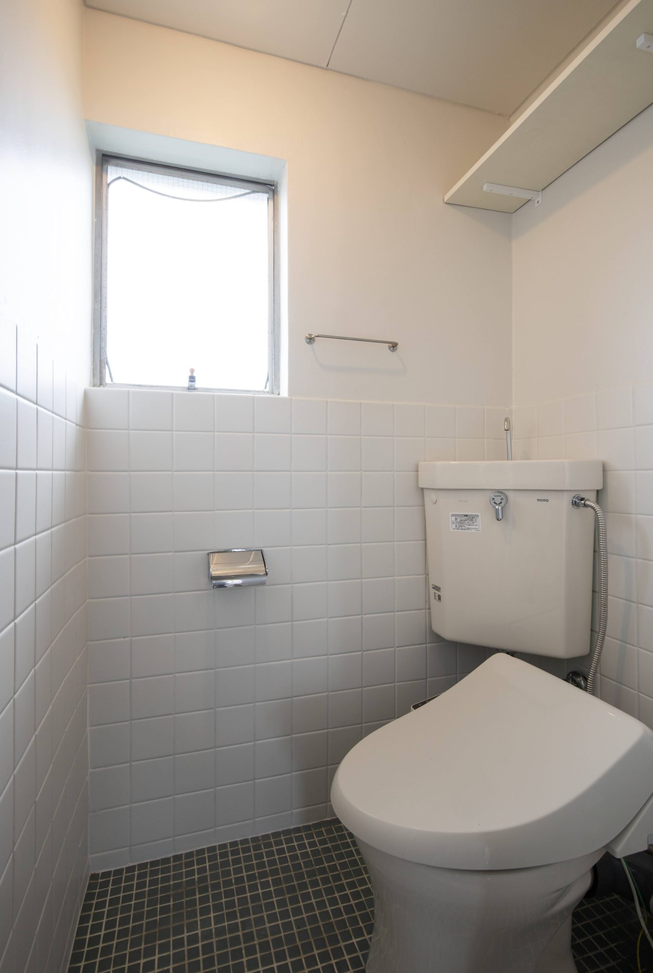 『棒棚受け 白ツヤ 角 180』を使い、収納スペースを確保しつつ、すっきりとしたトイレ空間に。