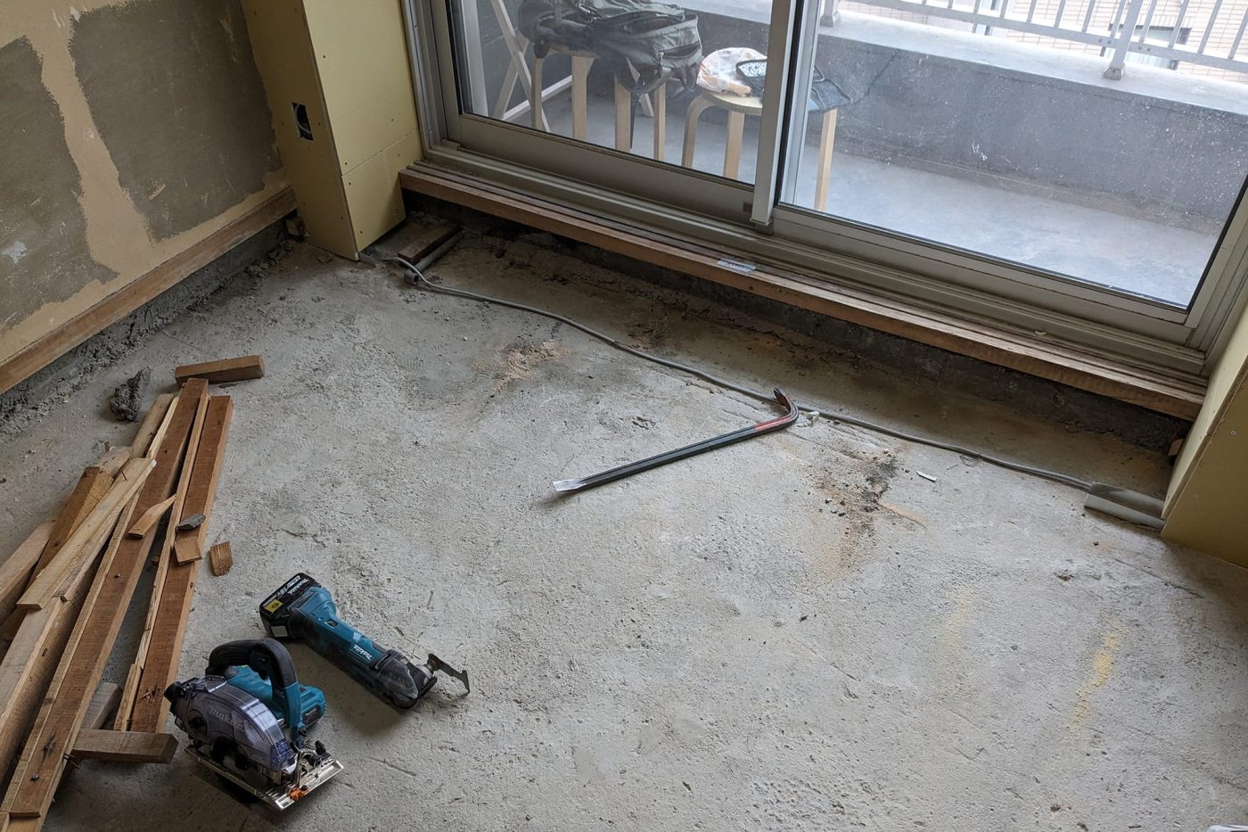 フローリングは塗りつぶし、荒板は縁側に再利用。「床リメイク」の実験！5