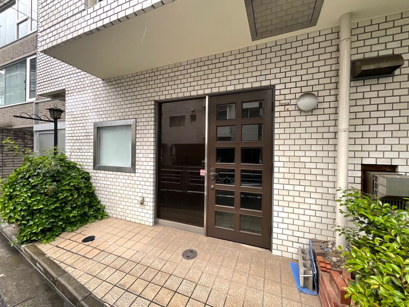 改装前のエントランスはレトロな雰囲気でした。