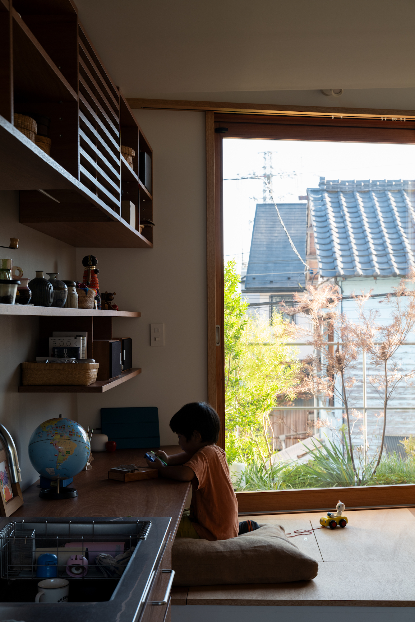 南北の路地を結ぶ、２つの庭と土間。ゆるやかに街に開く家 vol.2