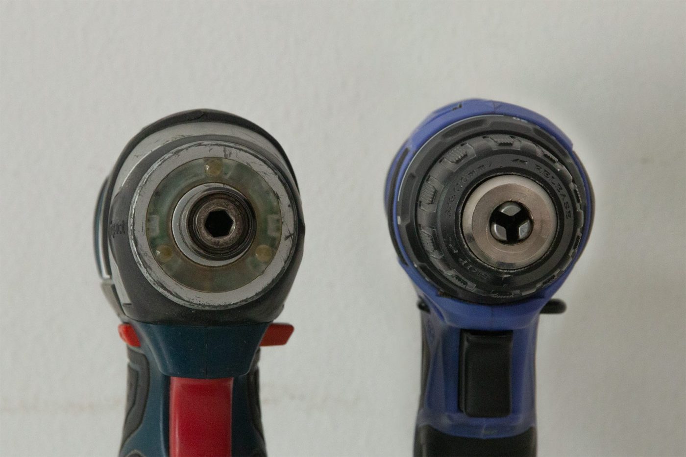 先端パーツをつけるチャックの形状の違い。インパクトドライバー（左）は六角軸を差し込んで使用するが、電動ドリルドライバーは3本の爪で軸を挟んで固定する。