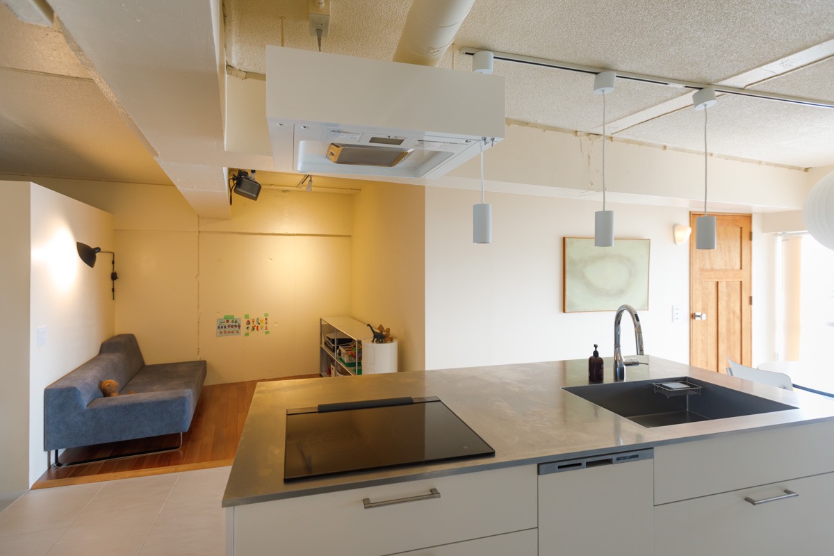 壁はすべてお施主様のDIY塗装！均一ではない、質感が現れている壁だからこそ、この柔らかな色味と雰囲気が生まれているのではないのでしょうか。