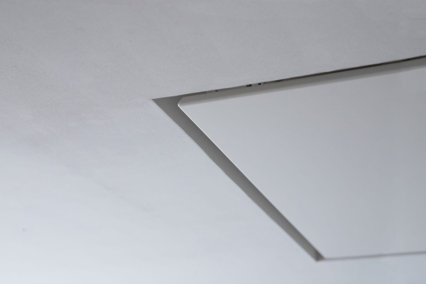 白い天井には、「整流板ホワイトタイプ」を。N90の半艷な仕上げ。
