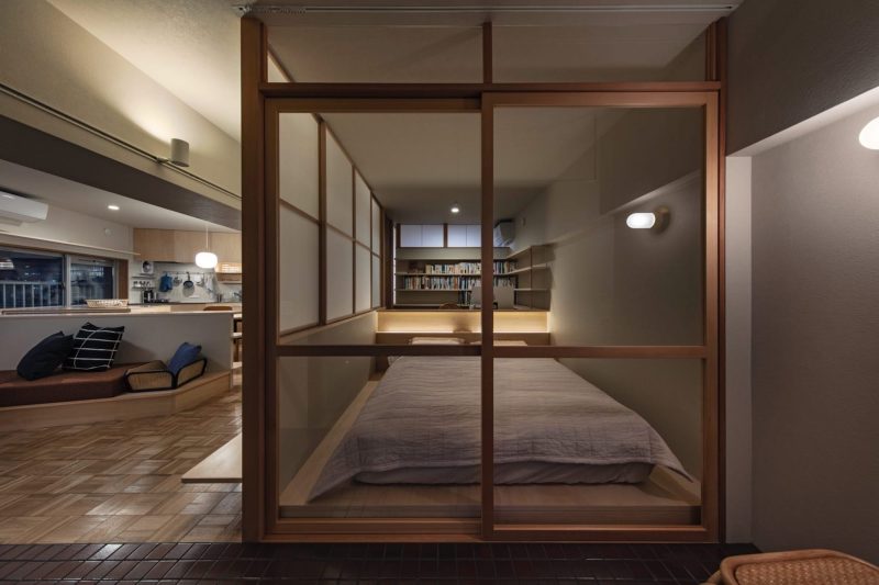 日没後、ガラスに映る光も、なんだか温かな眺め。（写真提供：Camp Design inc. ／撮影：長谷川健太）
